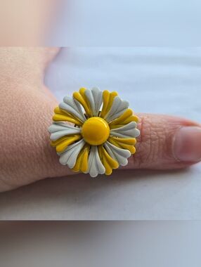 Vintage Mid Century Metal Enamel Flower Ring Adjustable Yellow & White Daisy